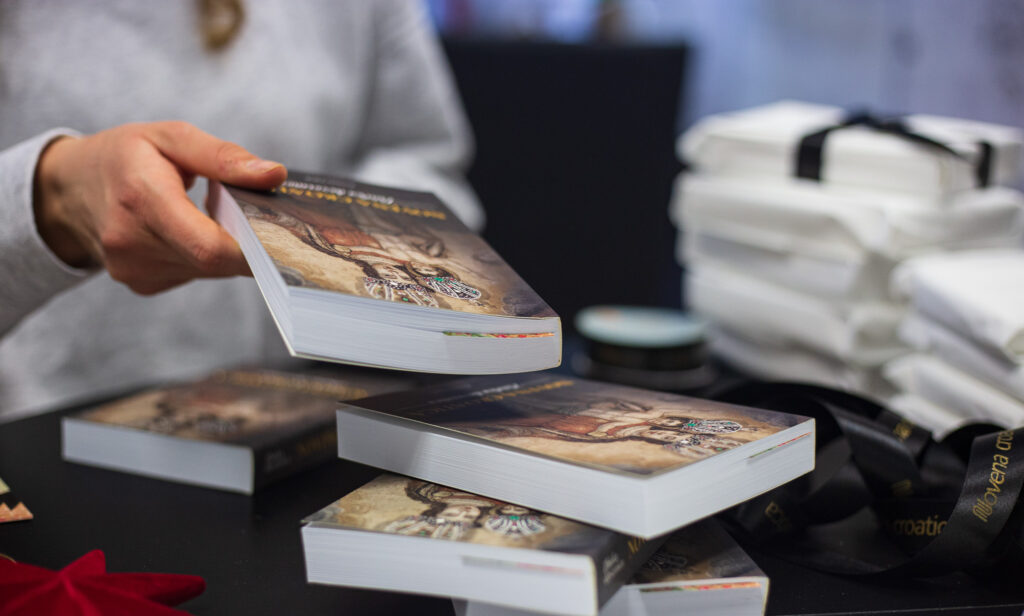 Kada se prvi put u mojim rukama našla zbirka devetnica „Novena Croatica“, na prvi me pogled oduševila posveta.
Zbirka je posvećena ocu i majci autorice Kristine Tabak iz koje je vidljiv utjecaj bogobojaznih roditelja na samu autoricu kroz kršćanski odgoj i ljubav prema devetnicama. Zbirka je nastala sasvim slučajno...